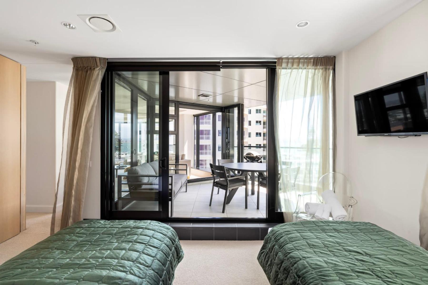 Luxury Ocean & Harbour Views - Heated Pool, Main Beach & Gym マウント・マウンガヌイ エクステリア 写真