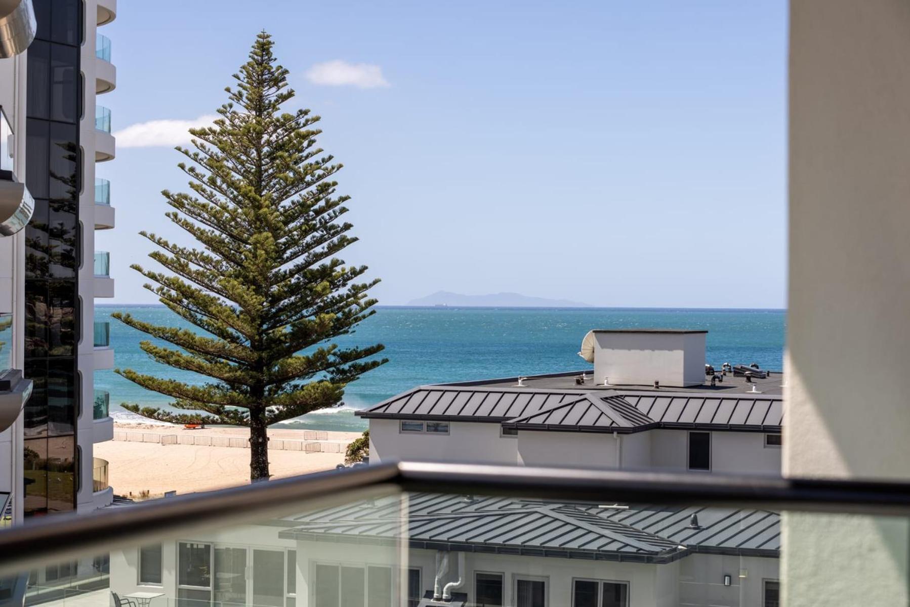 Luxury Ocean & Harbour Views - Heated Pool, Main Beach & Gym マウント・マウンガヌイ エクステリア 写真