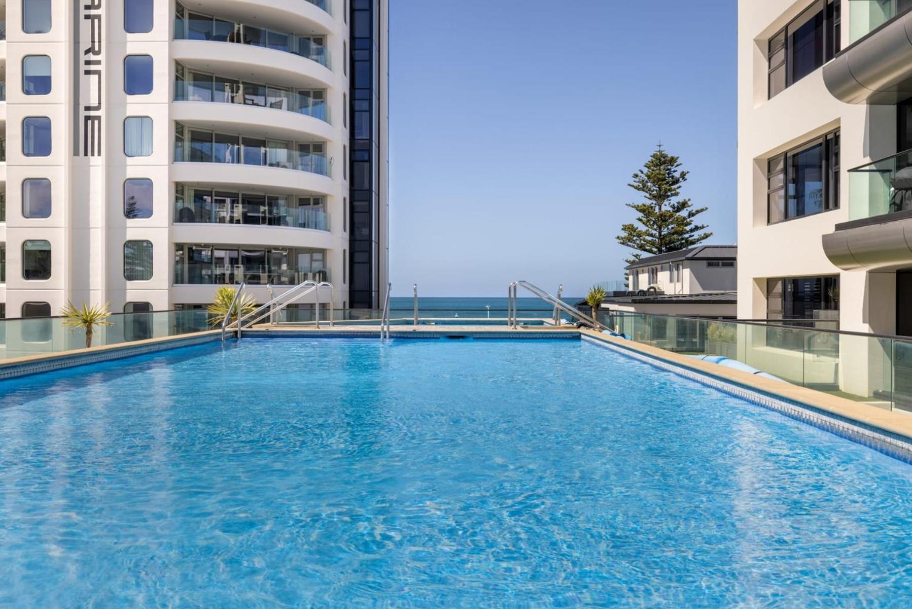 Luxury Ocean & Harbour Views - Heated Pool, Main Beach & Gym マウント・マウンガヌイ エクステリア 写真