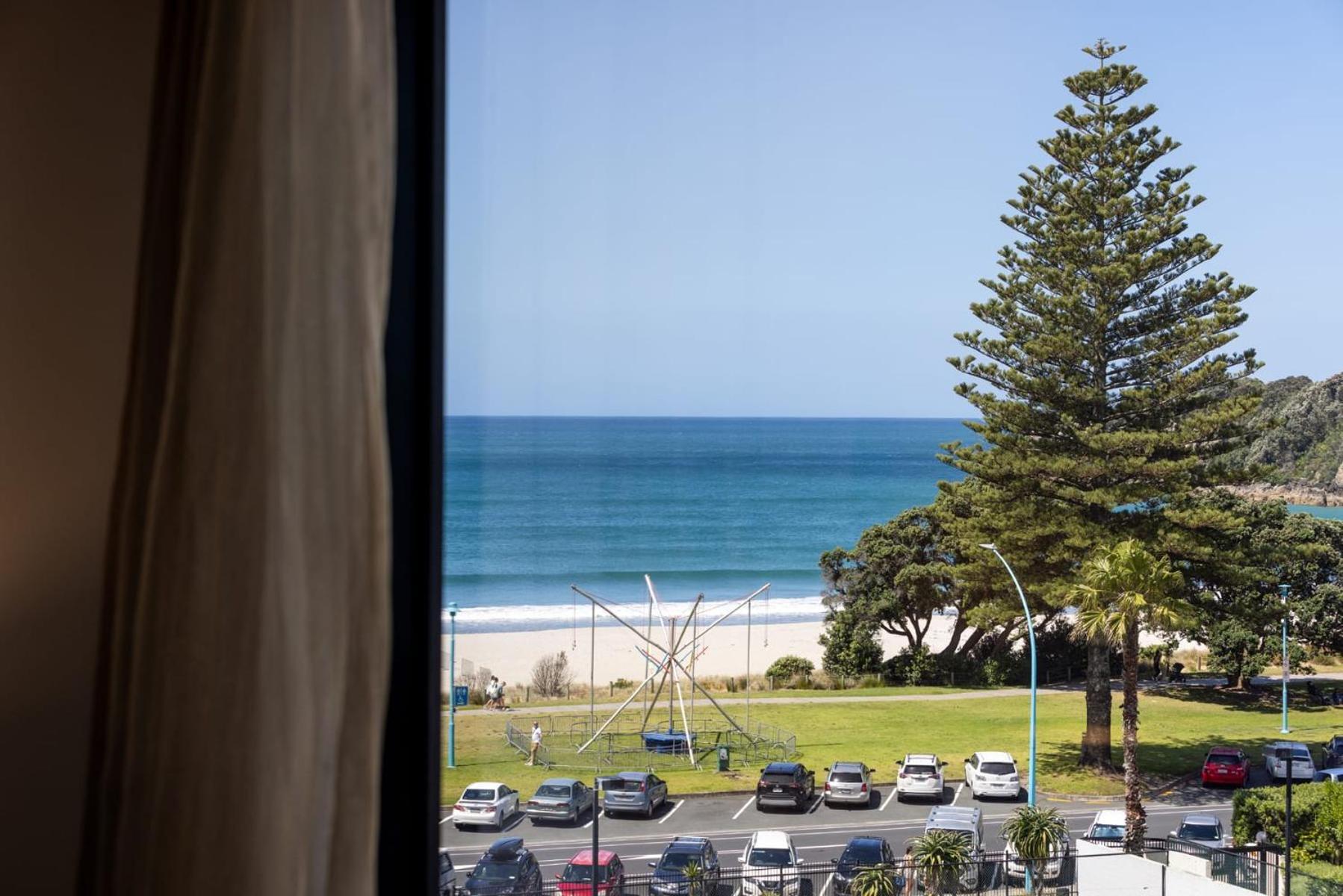 Luxury Ocean & Harbour Views - Heated Pool, Main Beach & Gym マウント・マウンガヌイ エクステリア 写真
