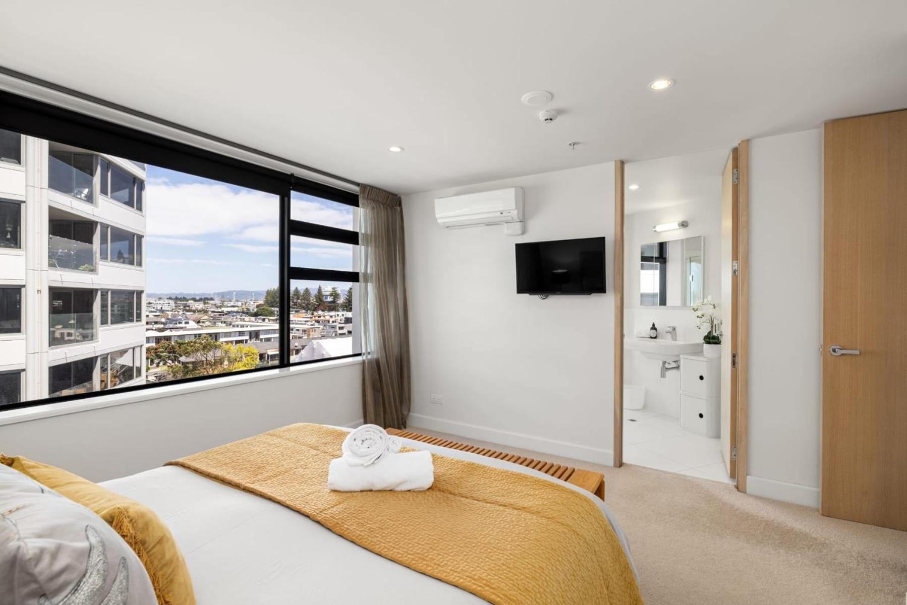 Luxury Ocean & Harbour Views - Heated Pool, Main Beach & Gym マウント・マウンガヌイ エクステリア 写真