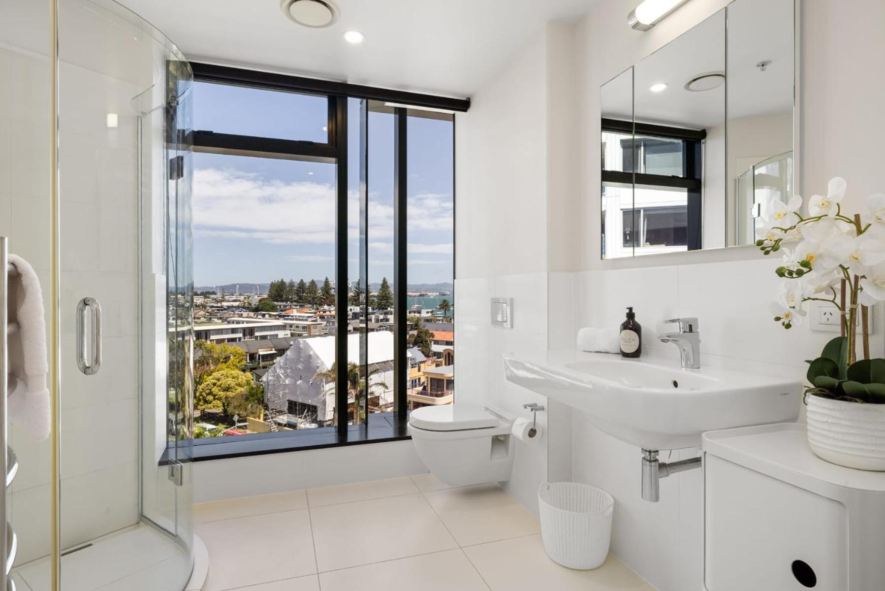 Luxury Ocean & Harbour Views - Heated Pool, Main Beach & Gym マウント・マウンガヌイ エクステリア 写真